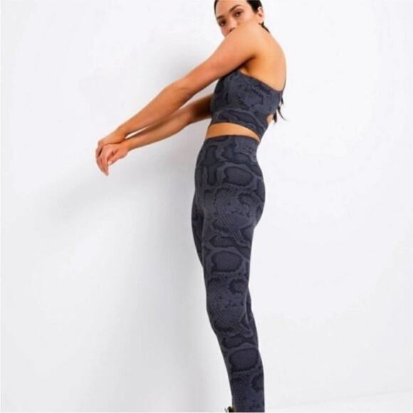 All Fenix Anthropologie Navy Snake Print Long Sports Bra Size Small - Picture 4 of 9